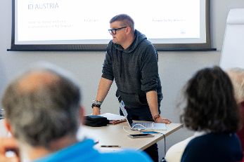 Ein Mann steht vor einer Grupp Menschen ©  recreate 