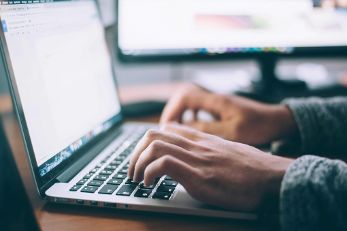 Zwei Hände, die gerade etwas am Laptop tippen © Glenn Carstens-Peters  - Unsplash 