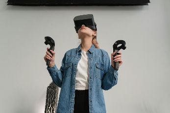 Frau mit Virtual Reality Brille und Controller © Tima Miroshnichenko  - Pexels 