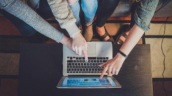 Mehrere Personen zeigen mit augestrecktem Finger auf einen Laptop-Bildschirm © John Schnobrich  - Unsplash 