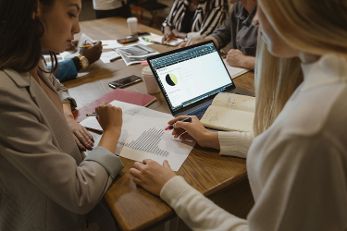 Zwei Frauen arbeiten zusammen mit Laptop © Tima Miroshnichenko  - pexels 