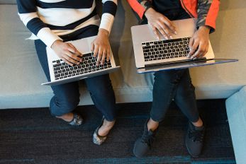 Zwei Personen arbeiten am Laptop © divinetechygirl  - pexels 