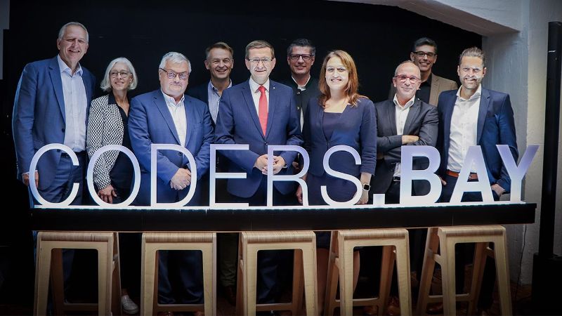 Personen von links nach rechts: ehemaliger AMS OÖ-Landesgeschäftsführer Gerhard Straßer, Aufsichtsratsvorsitzender der BBRZ GRUPPE Johann Kalliauer, Wirtschaftslandesrat Markus Achleitner, Geschäftsführer Business Upper Austria GmbH Werner Pamminger, Vize-Bürgermeisterin der Stadt Linz Tina Blöchl  ©  CODERS.BAY 