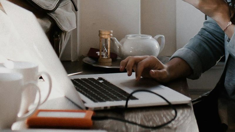 Hände einer Frau auf einem Laptop © Andrew Neel  - Unsplash 