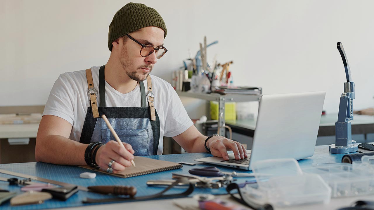 Arbeiter mit Laptop in der Werkstatt ©  Unsplash+ 