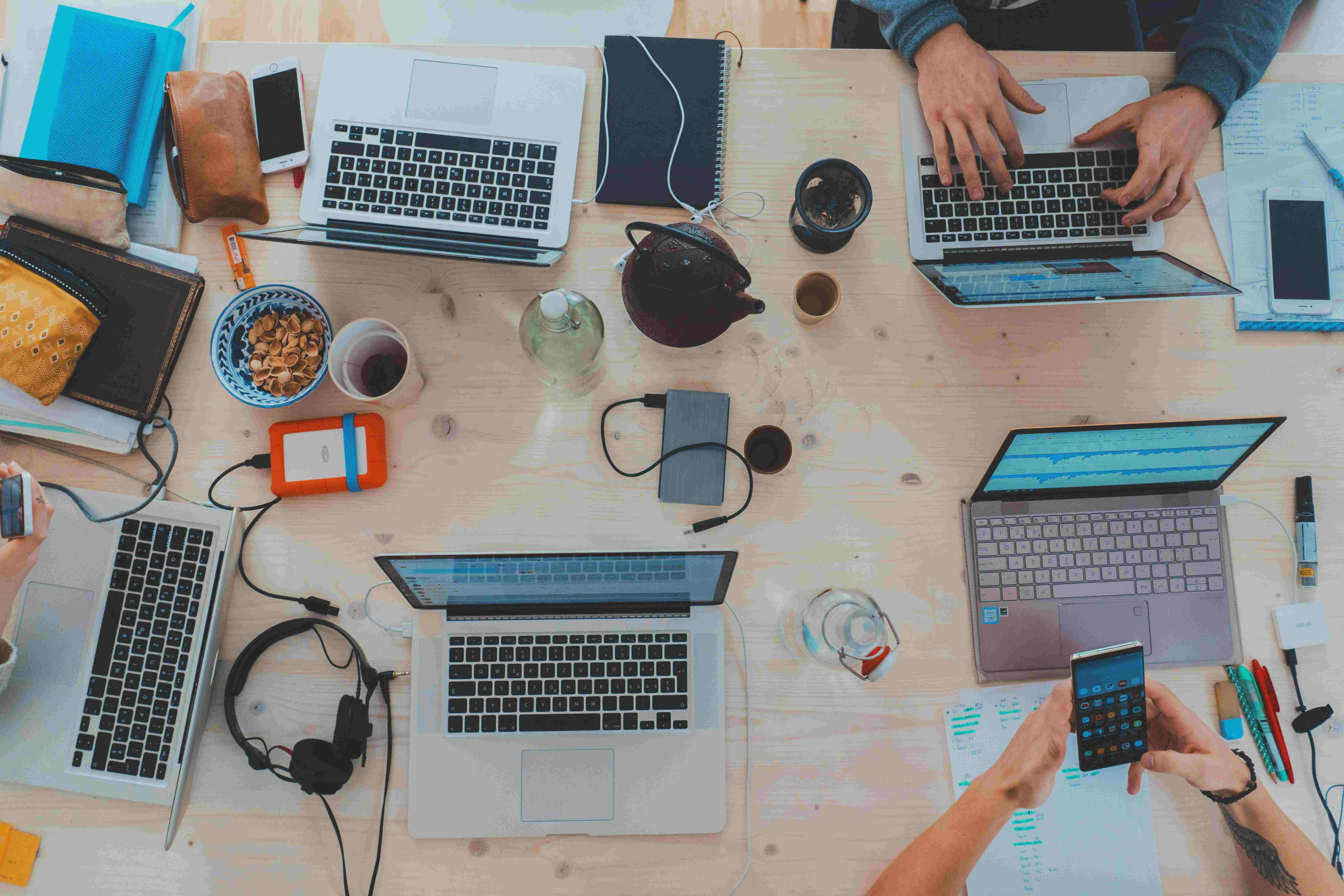 Tisch mit diversen Laptops und elektronischen Geräten © Marvin Meyer   - Unsplash 