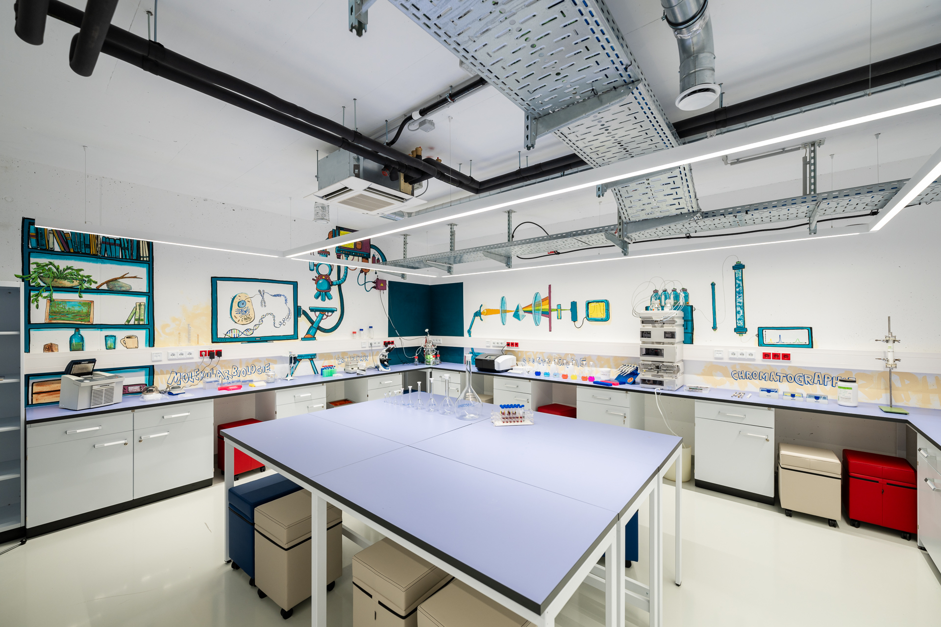 Das Bild zeigt das Labor Biotechnologie im Haus der Digitalisierung, in der Mitte des großen Raumes steht ein Tisch, dahinter sieht man die verschiedenen Arbeitsstationen des Labors © Klaus Ranger - Haus der Digitalisierung