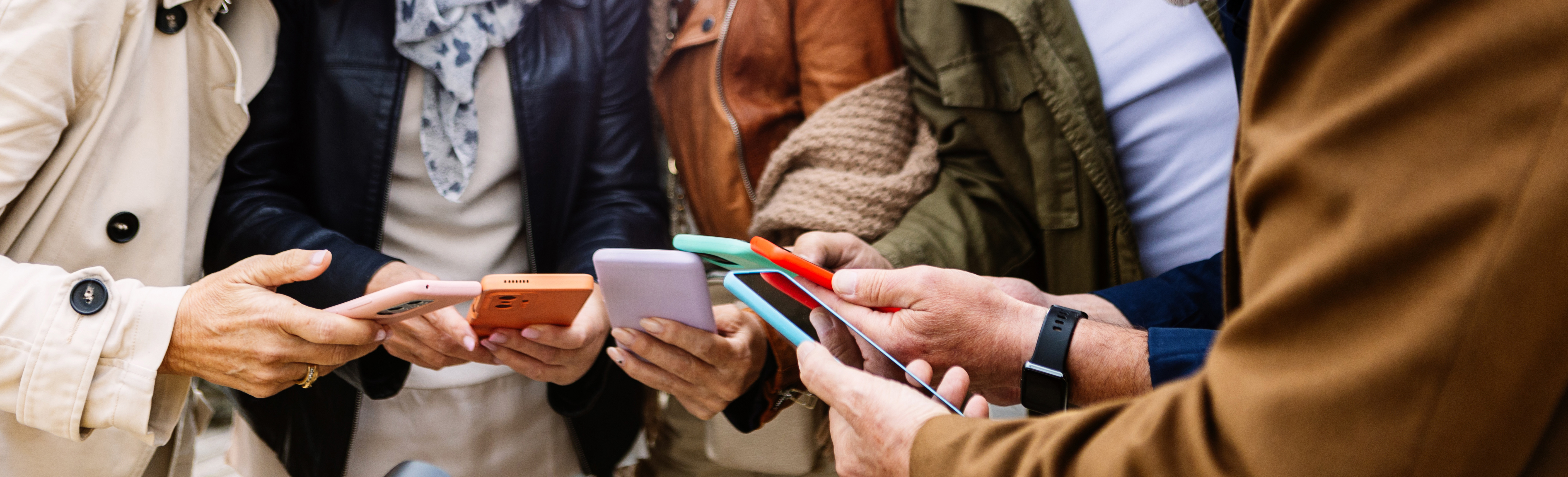 Eine Gruppe aus Seniorinnen und Senioren schaut gemeinsam auf Smartphones © Xavier Lorenzo - Adobe Stock
