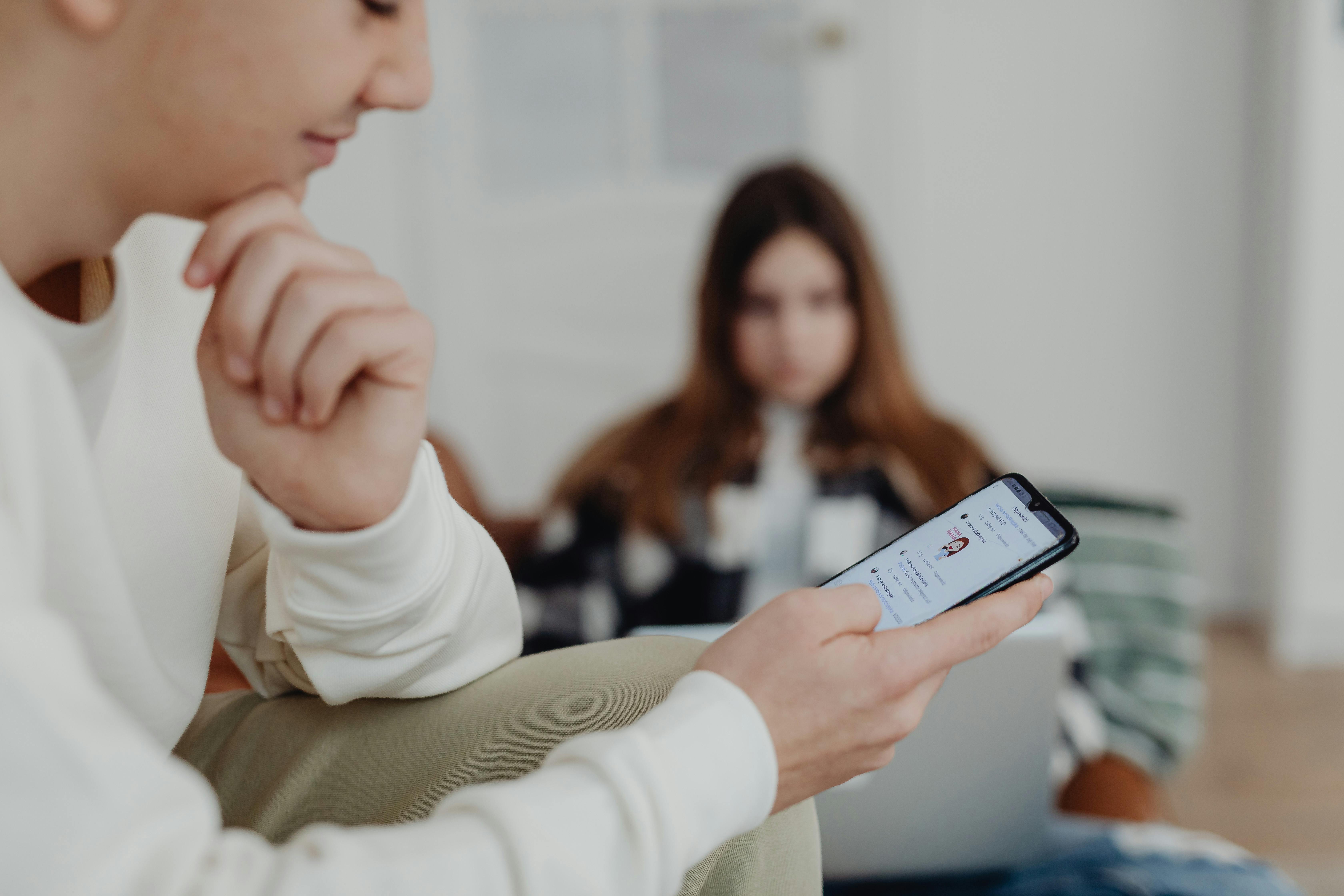Kind mit Smartphone © Karolina Grabowska - Pexels