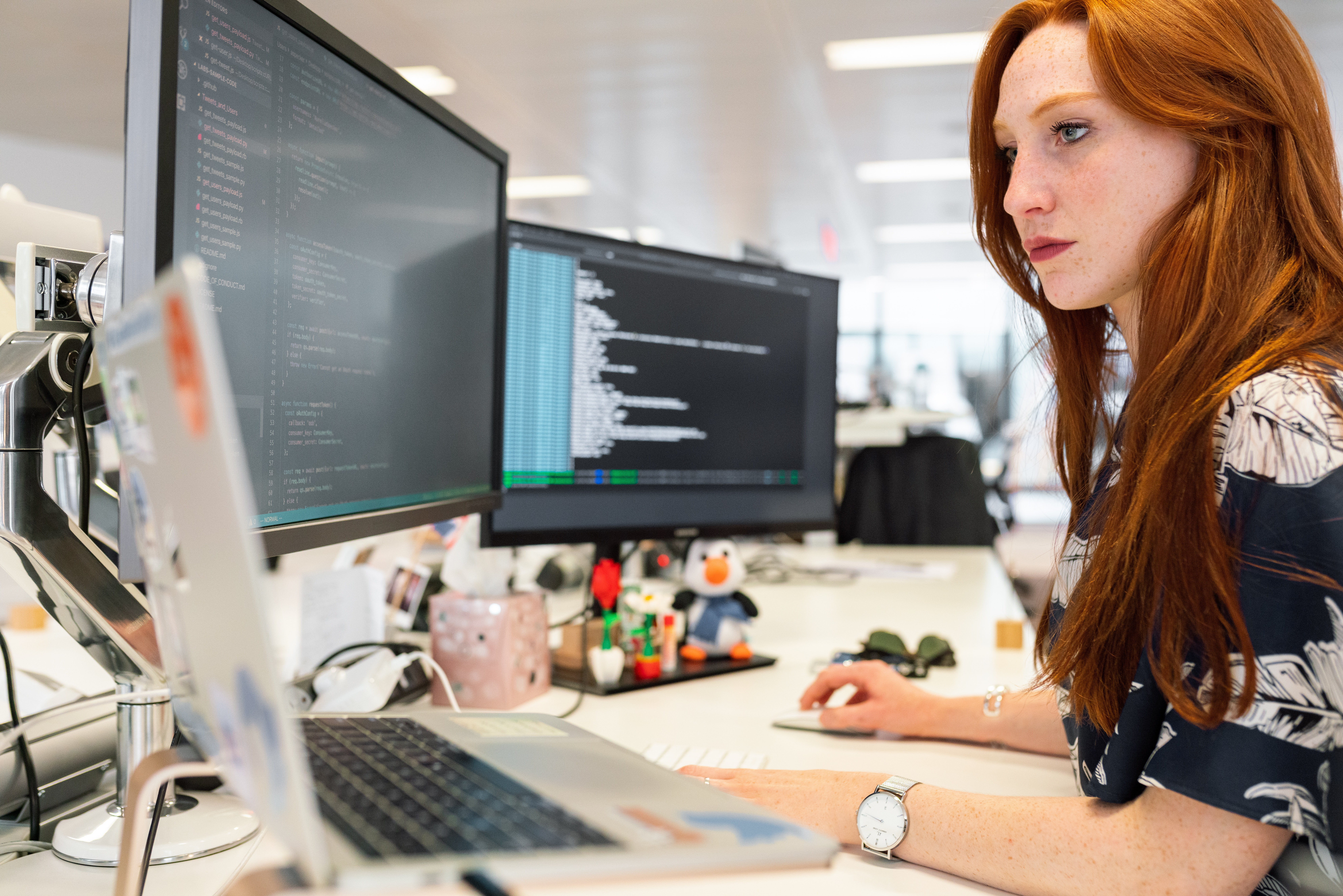 Frau beim Programmieren vor einem Computerbildschirm sitzend © This is engineering  - Pexels 