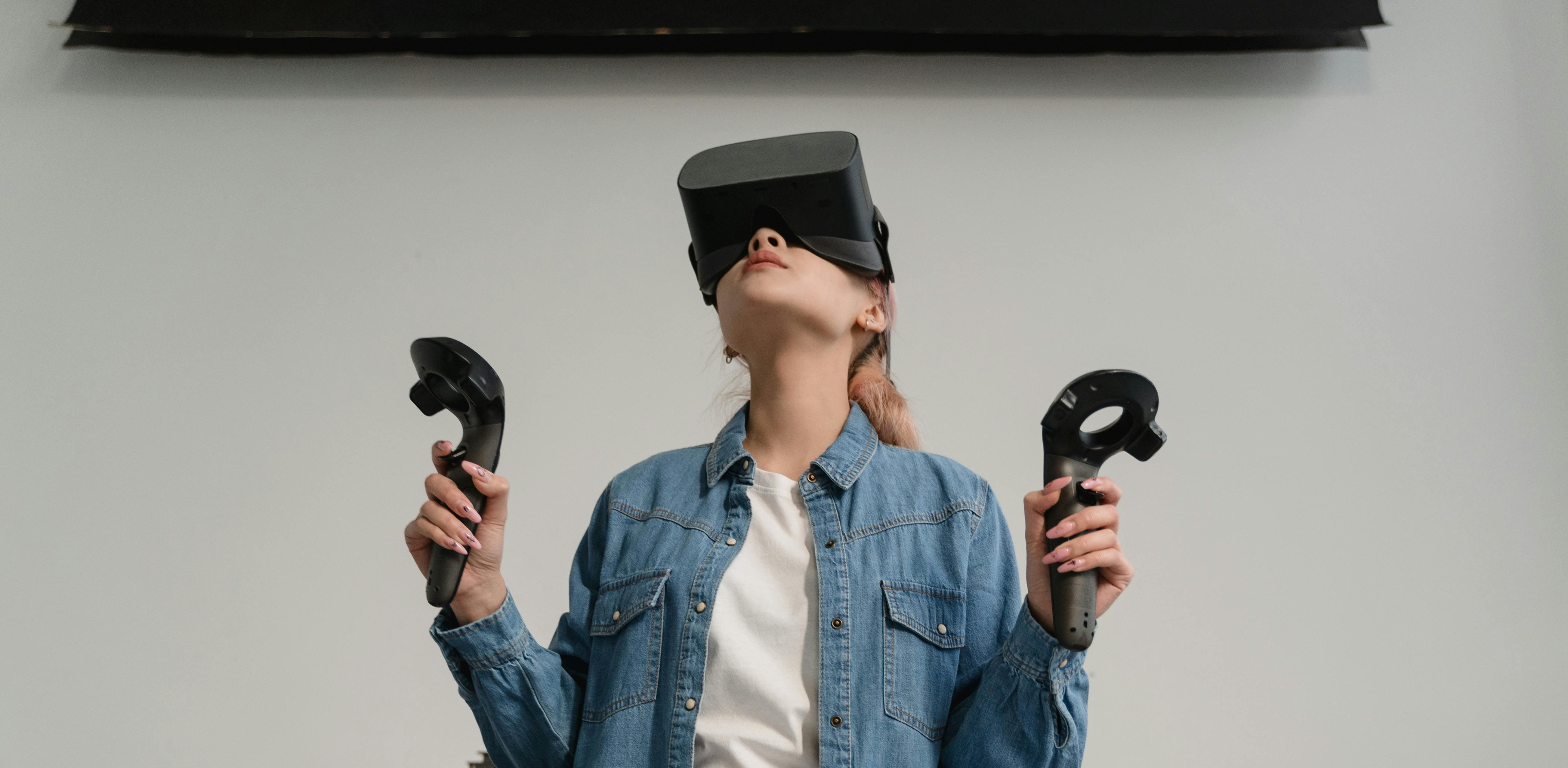 Frau mit Virtual Reality Brille und Controller © Tima Miroshnichenko - Pexels