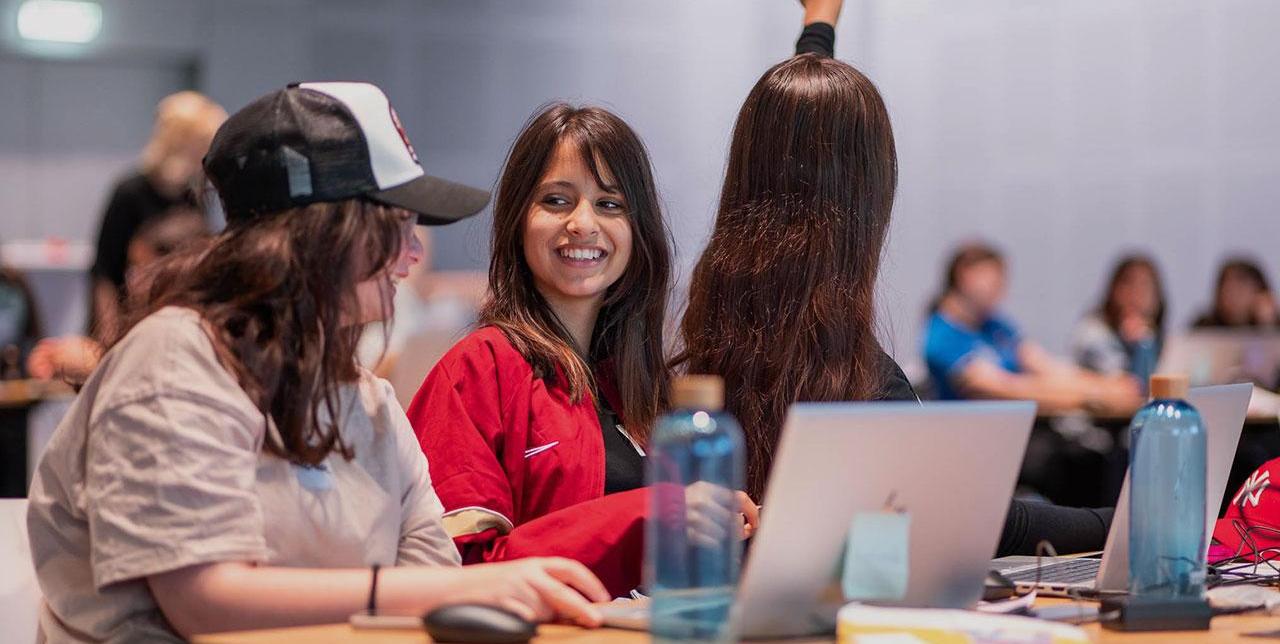 Mehrere Mädchen sitzen vor ihren Laptops © Jakub Han - UIV