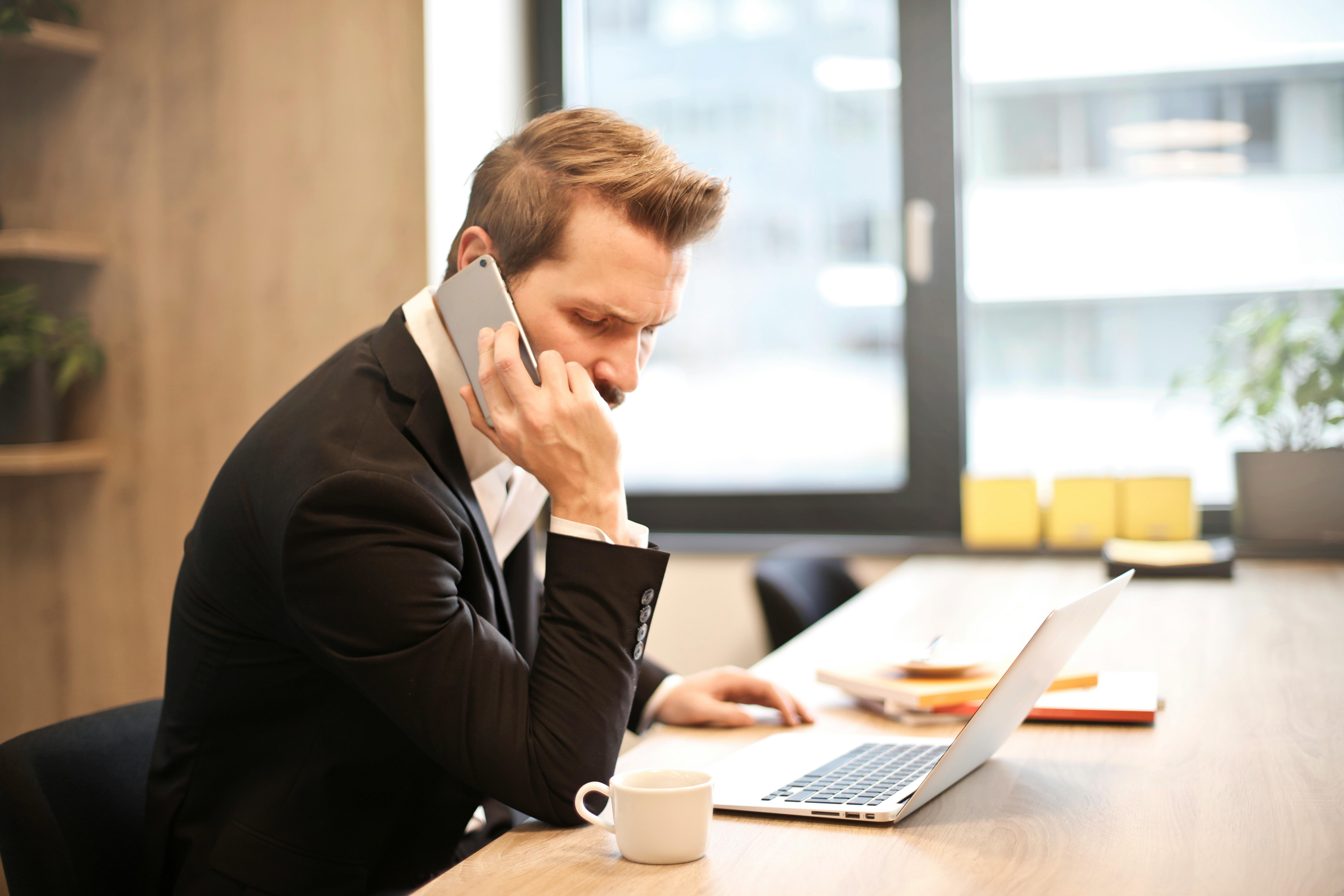 Mann mit Smartphone beim telefonieren © Olly - Pexels