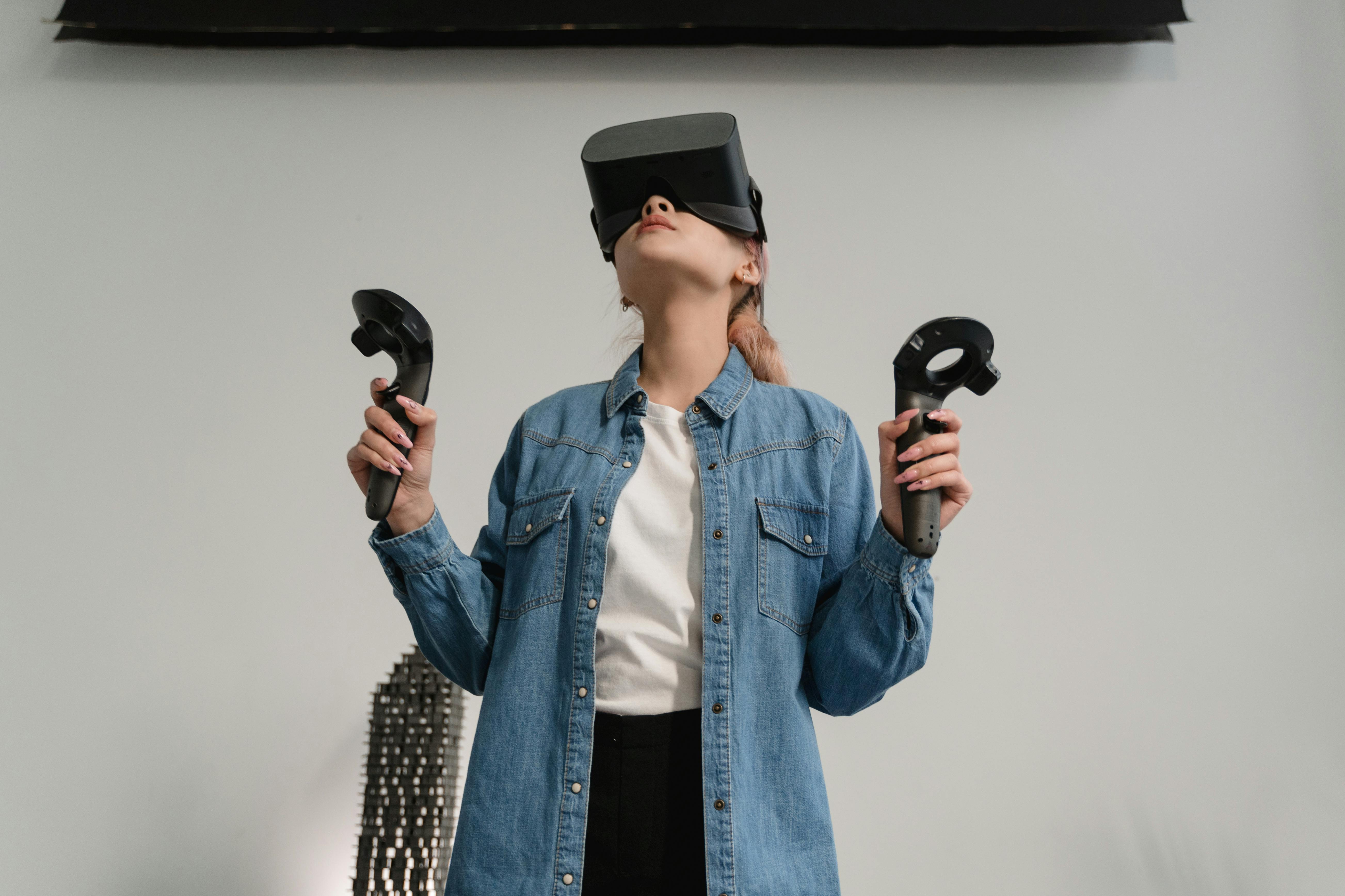Frau mit Virtual Reality Brille und Controller © Tima Miroshnichenko  - Pexels 