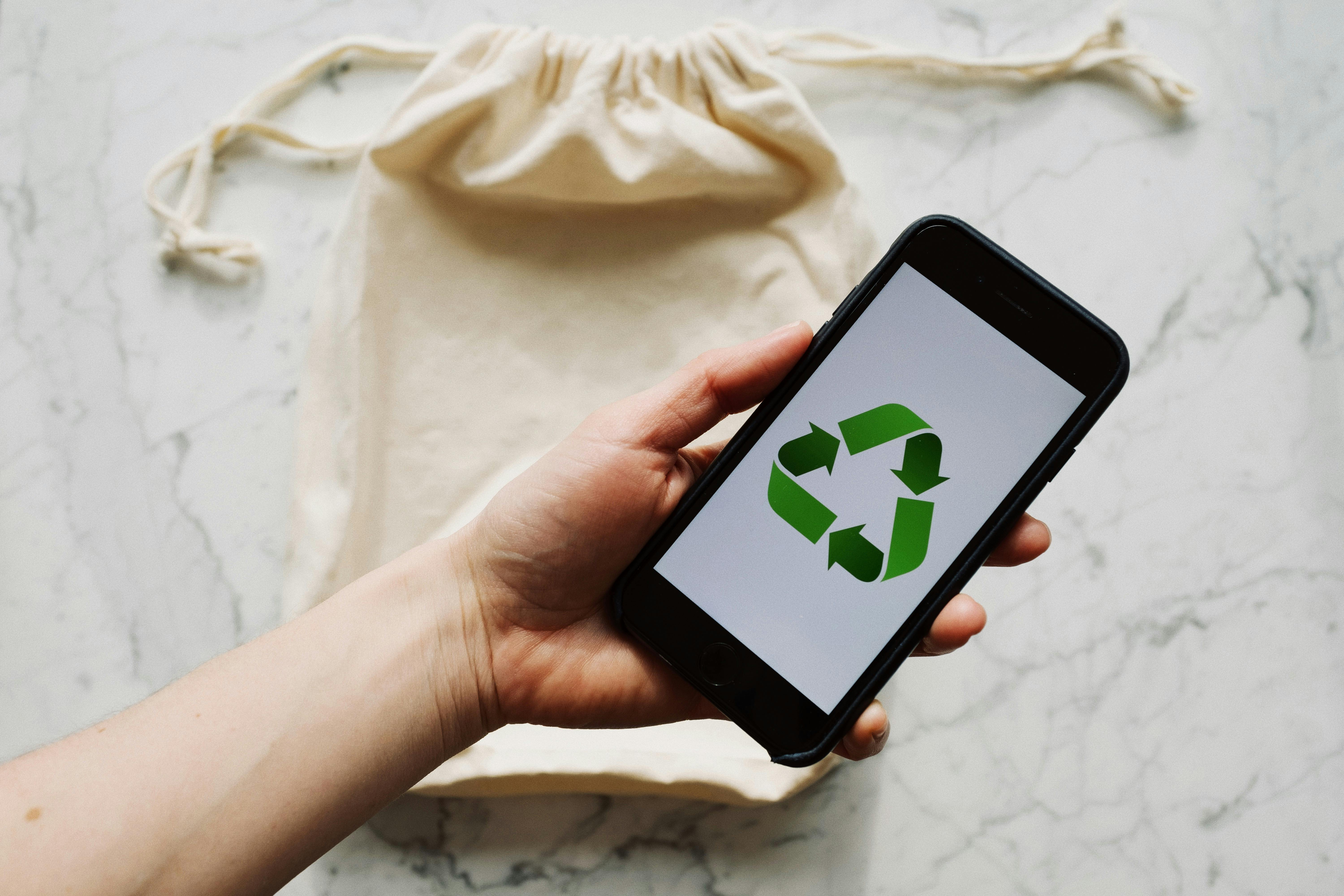 Smartphone mit Recycling Logo © readymade - pexels