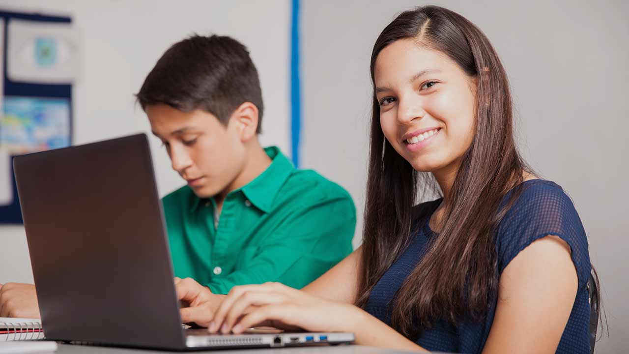 Mädchen und Junge sitzen vor einem Laptop © tonodiaz  -  freepik.com 