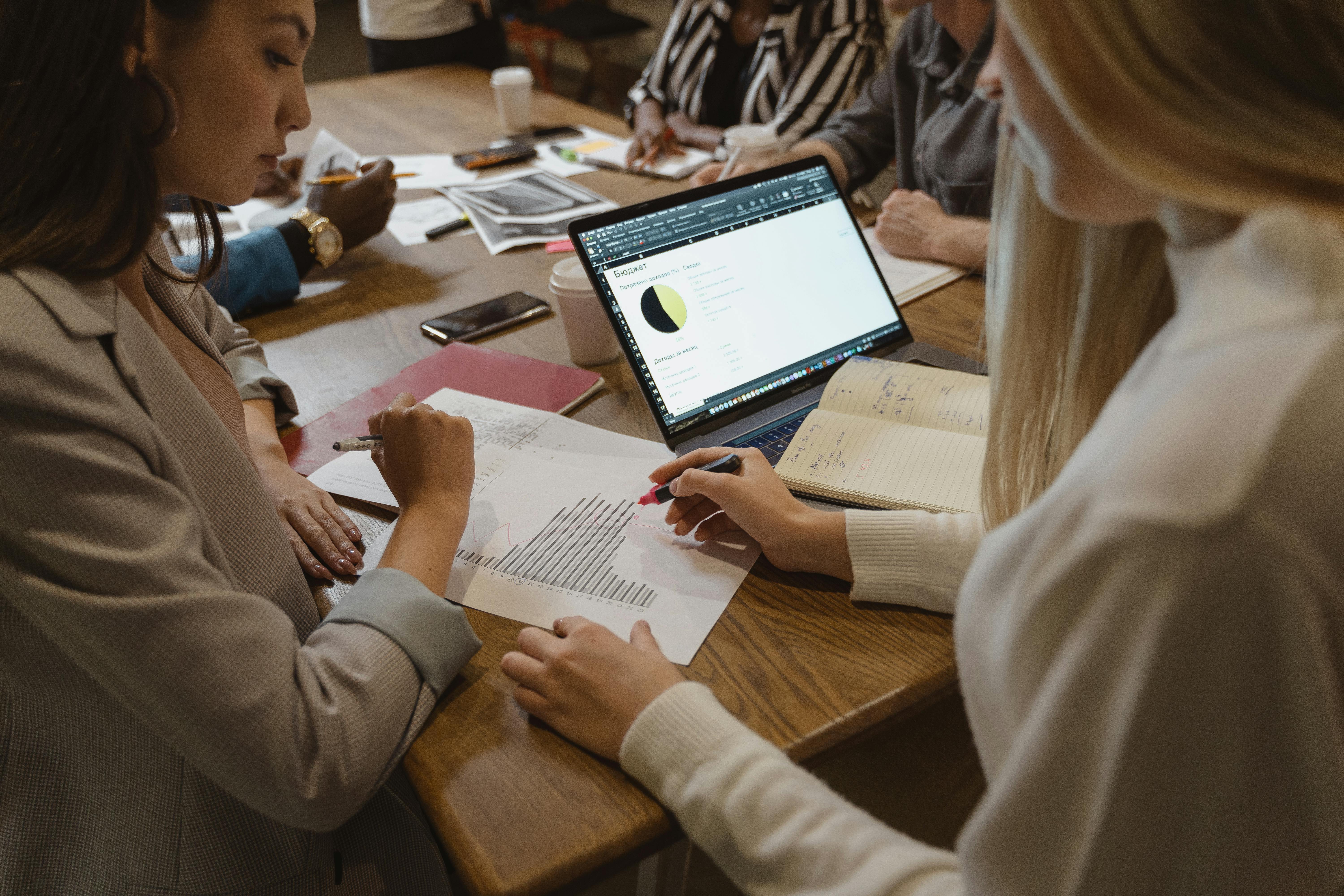 Zwei Frauen arbeiten zusammen mit Laptop © Tima Miroshnichenko - pexels