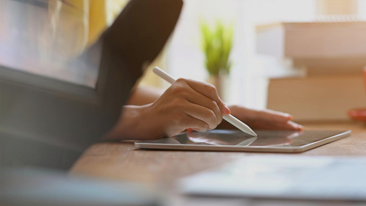 Hand zeichnet oder schreibt etwas mit Stift auf Tablet ©  Unsplash+ 