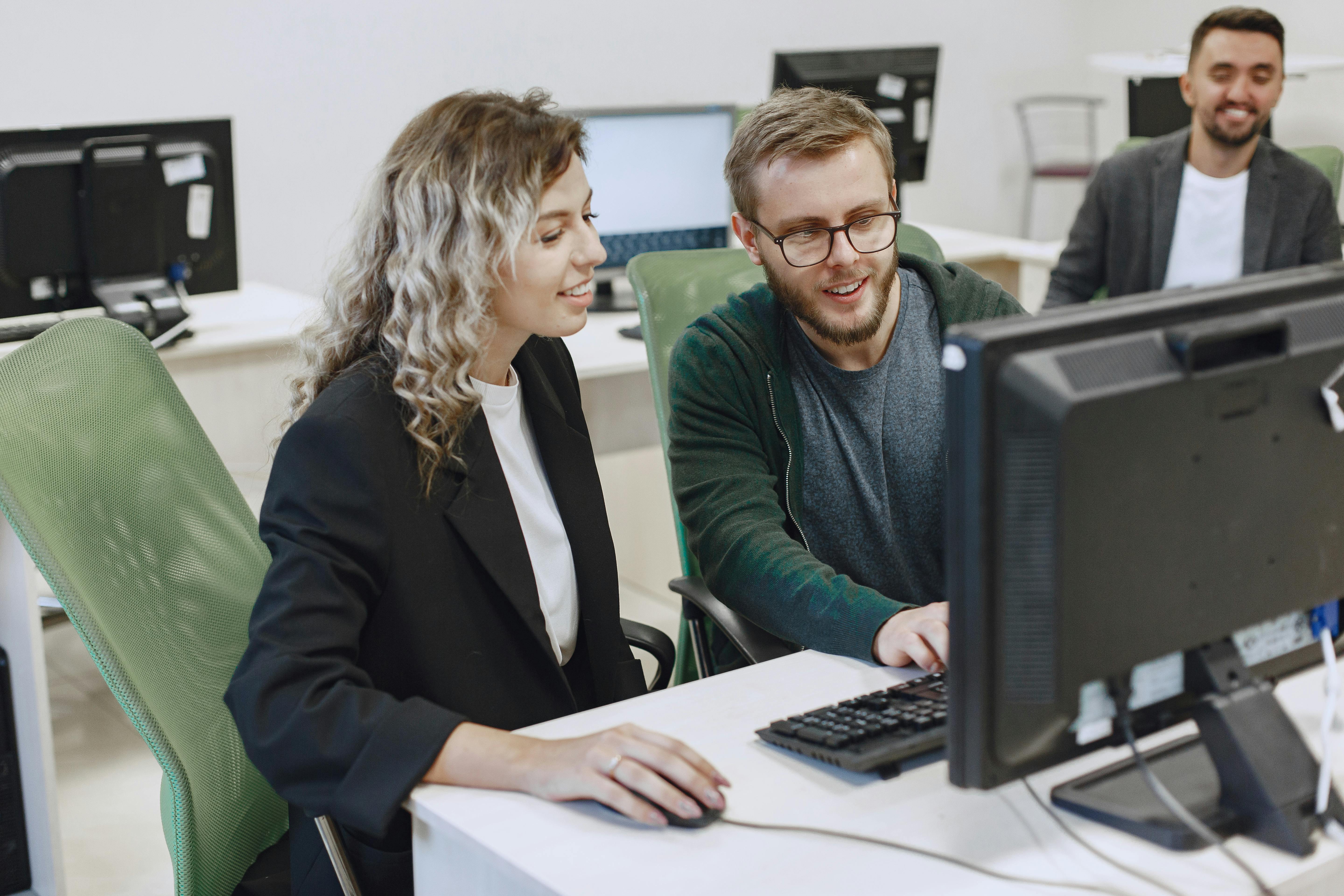 Eine Frau und ein Mann sitzen vor einem Computerbildschirm. © Gustavo Fring  - pexels 