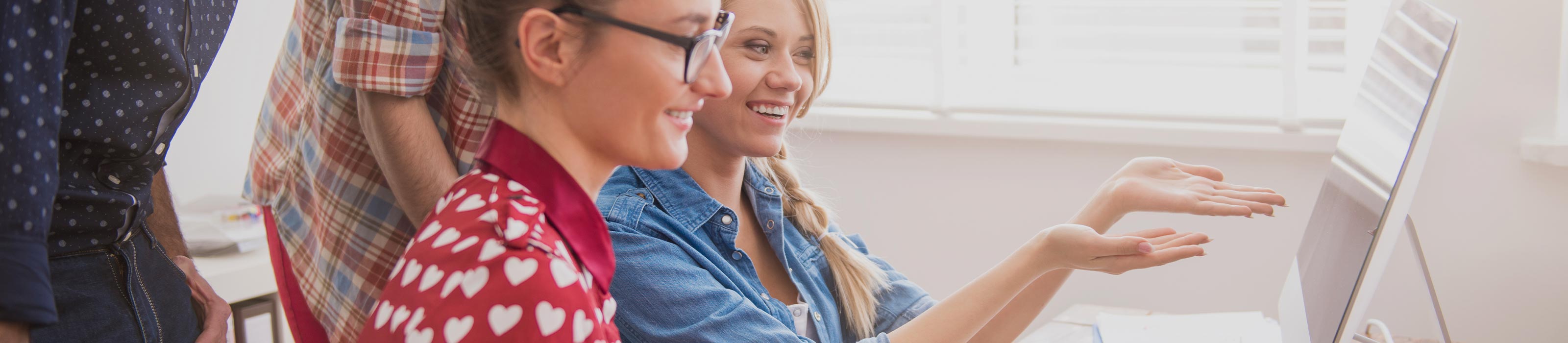 zwei Frauen sitzen vor einem Laptop © gpointstudio - freepik.com