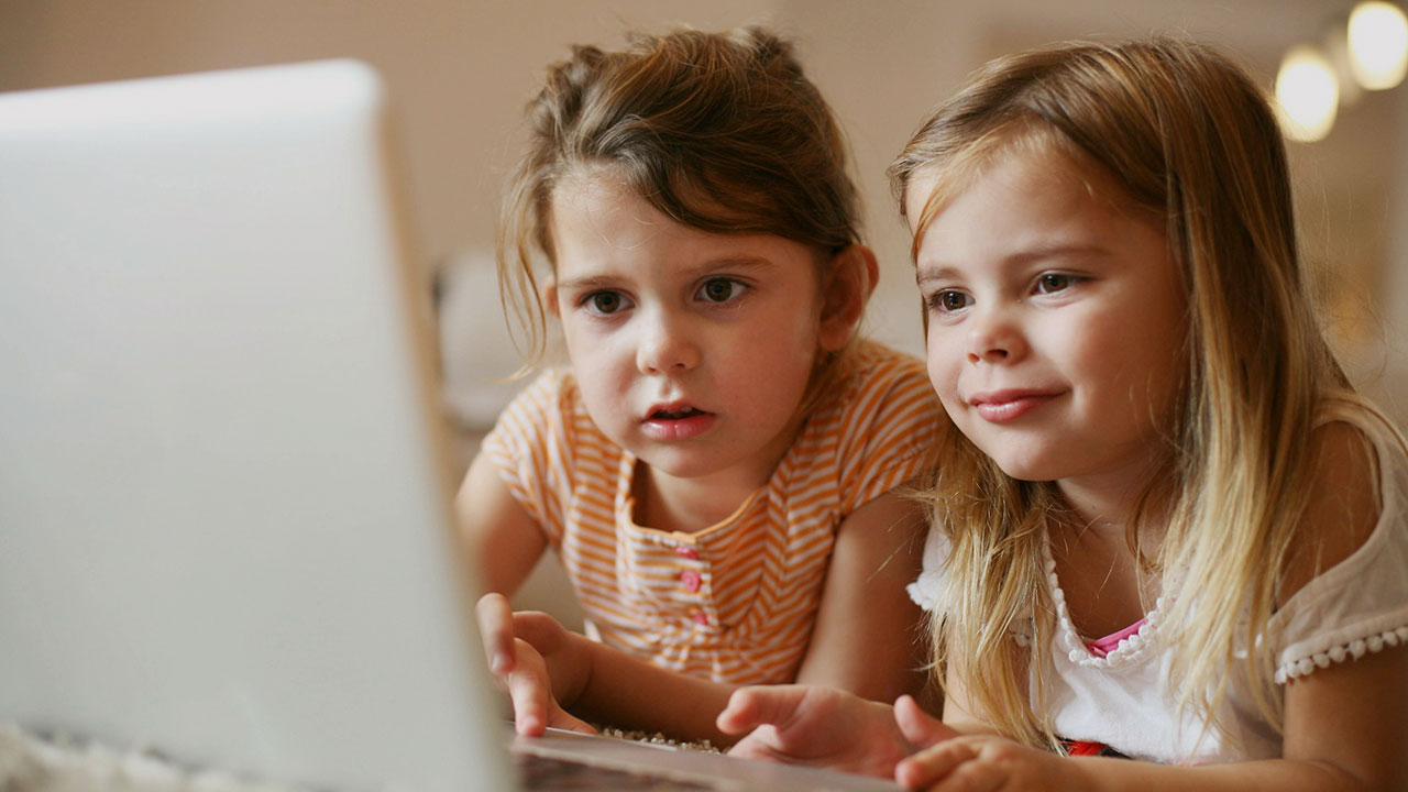 Zwei Mädchen sitzen vor einem Laptop ©  unsplash+ 
