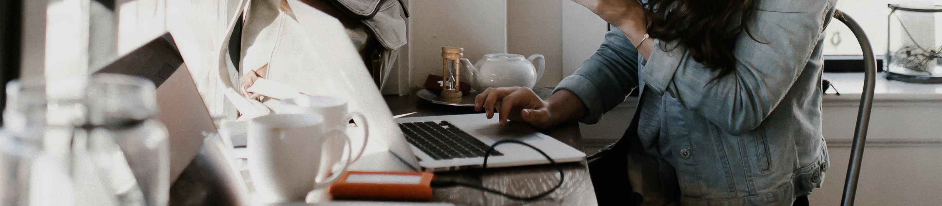 Hände einer Frau auf einem Laptop © Andrew Neel  - Unsplash 