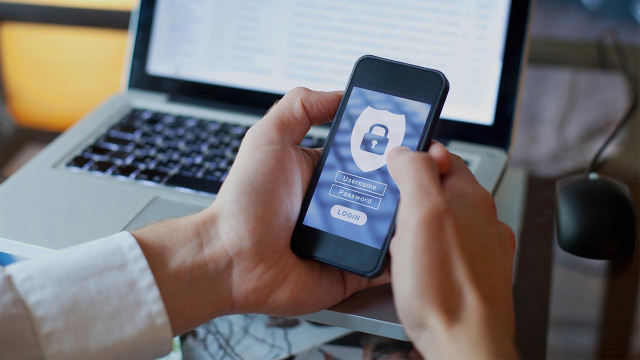 Zwei Hände halten Smartphone  auf dem "Username" und "Password" steht © anyaberkut  -  iStock.com 