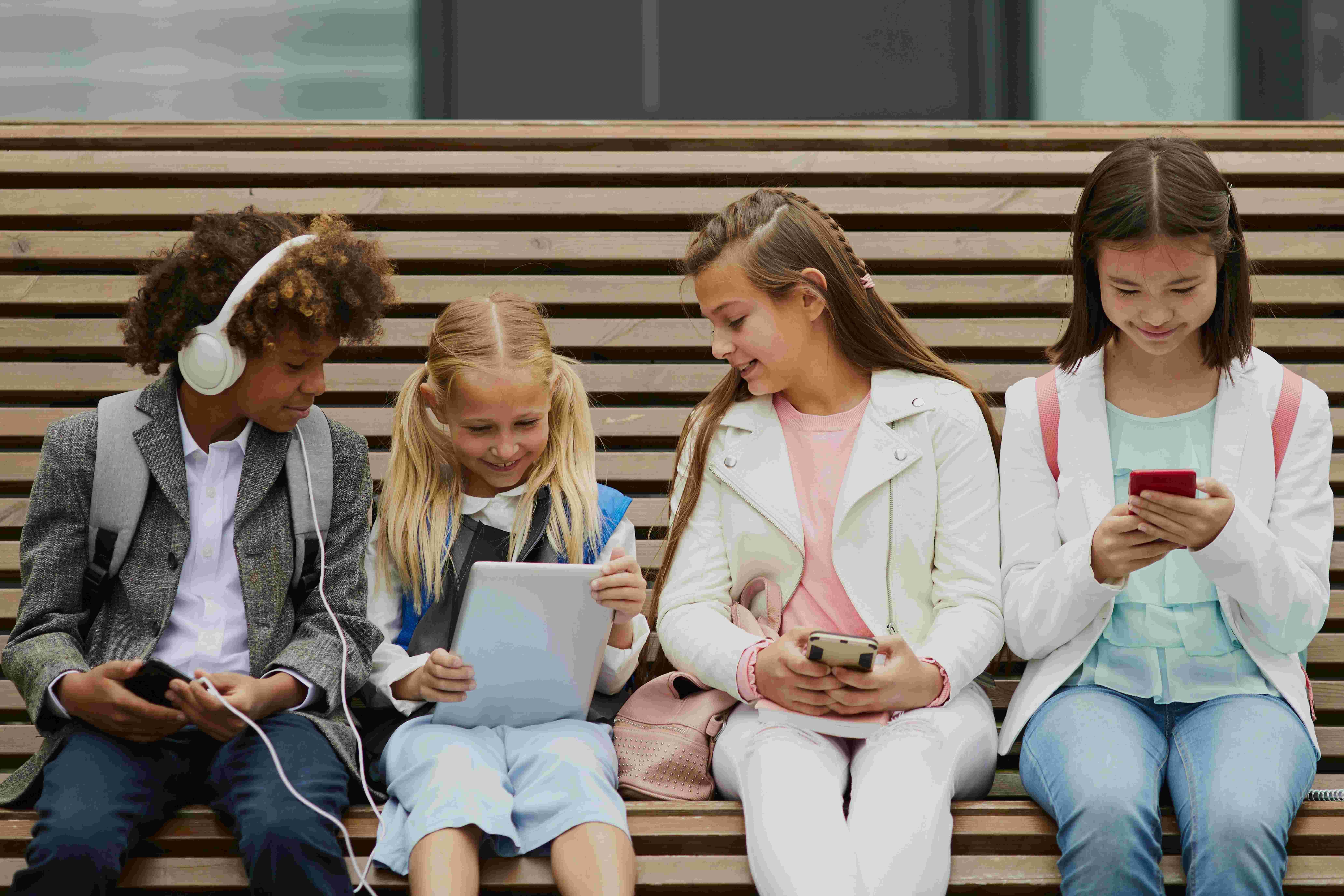 Gruppe von Kindern hält jeweils ein smartes Gerät in der Hand ©  Unsplash+ 