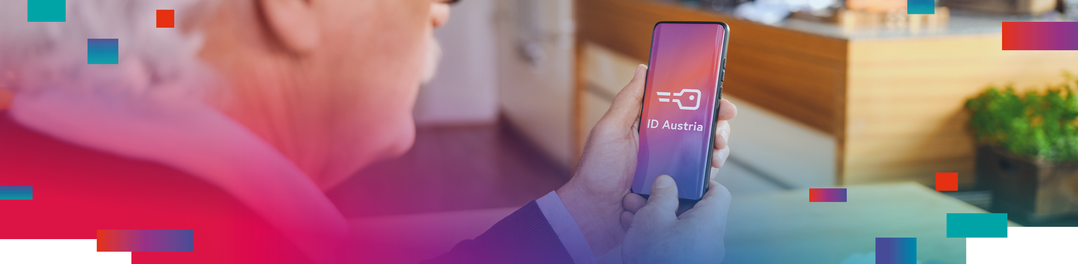 Person hält Handy in der Hand, auf dem die ID Austria angezeigt wird.