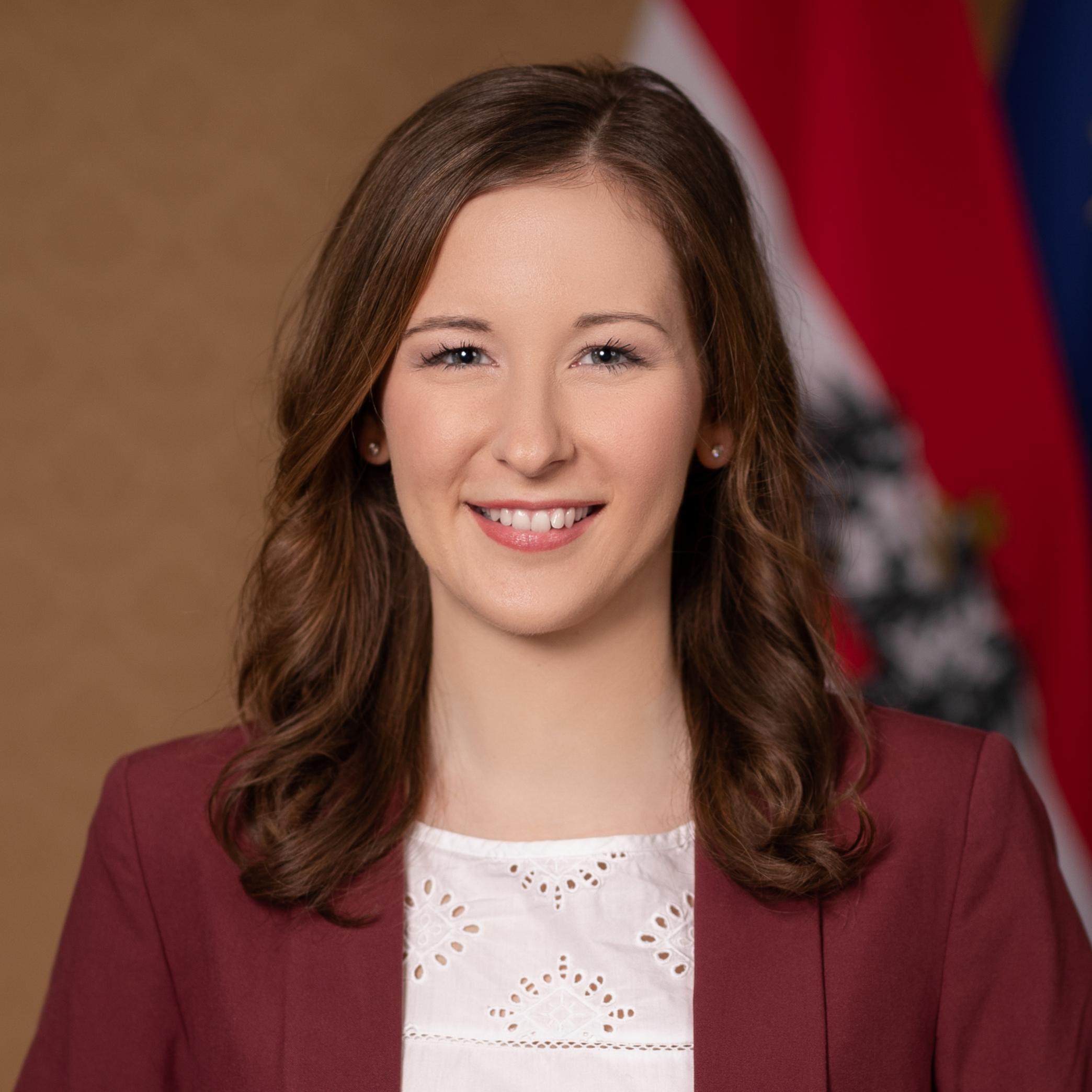Portrait von Staatssekretärin Claudia Plakolm