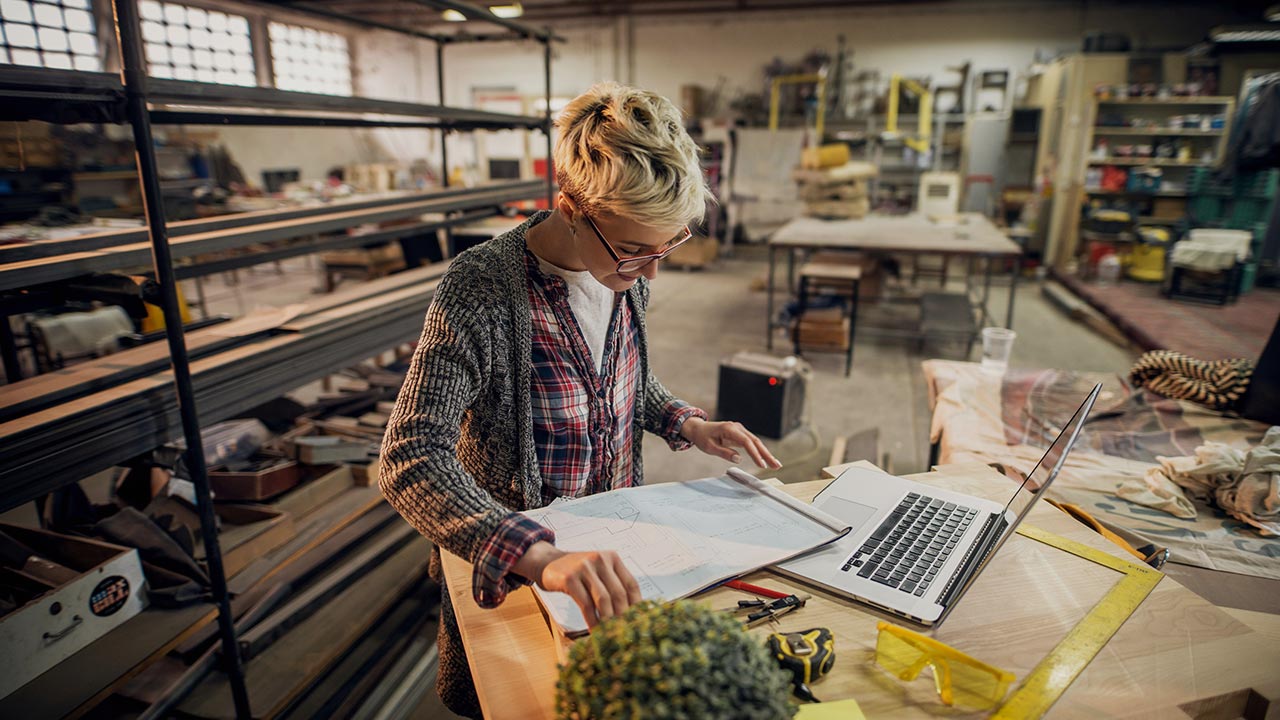 Frau in einer Werkstatt mit Laptop  ©  Unsplash+ 