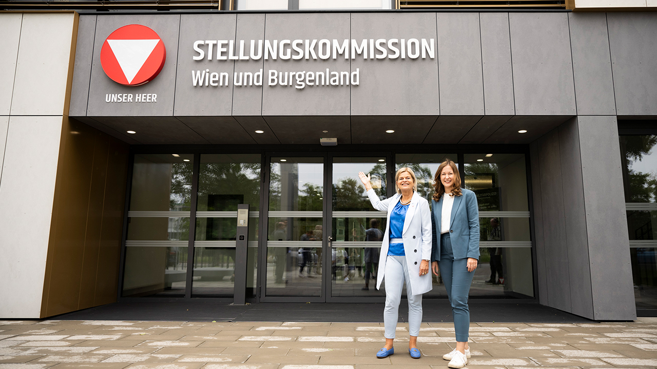 Verteidigungsministerin Klaudia Tanner und Claudia Plakolm, Staatssekretärin für Digitalisierung, Jugend und Zivildienst, bei der Pressekonferenz zur ID-Austria bei der Stellung. © Carina Karlovits - HBF/ Carina Karlovits