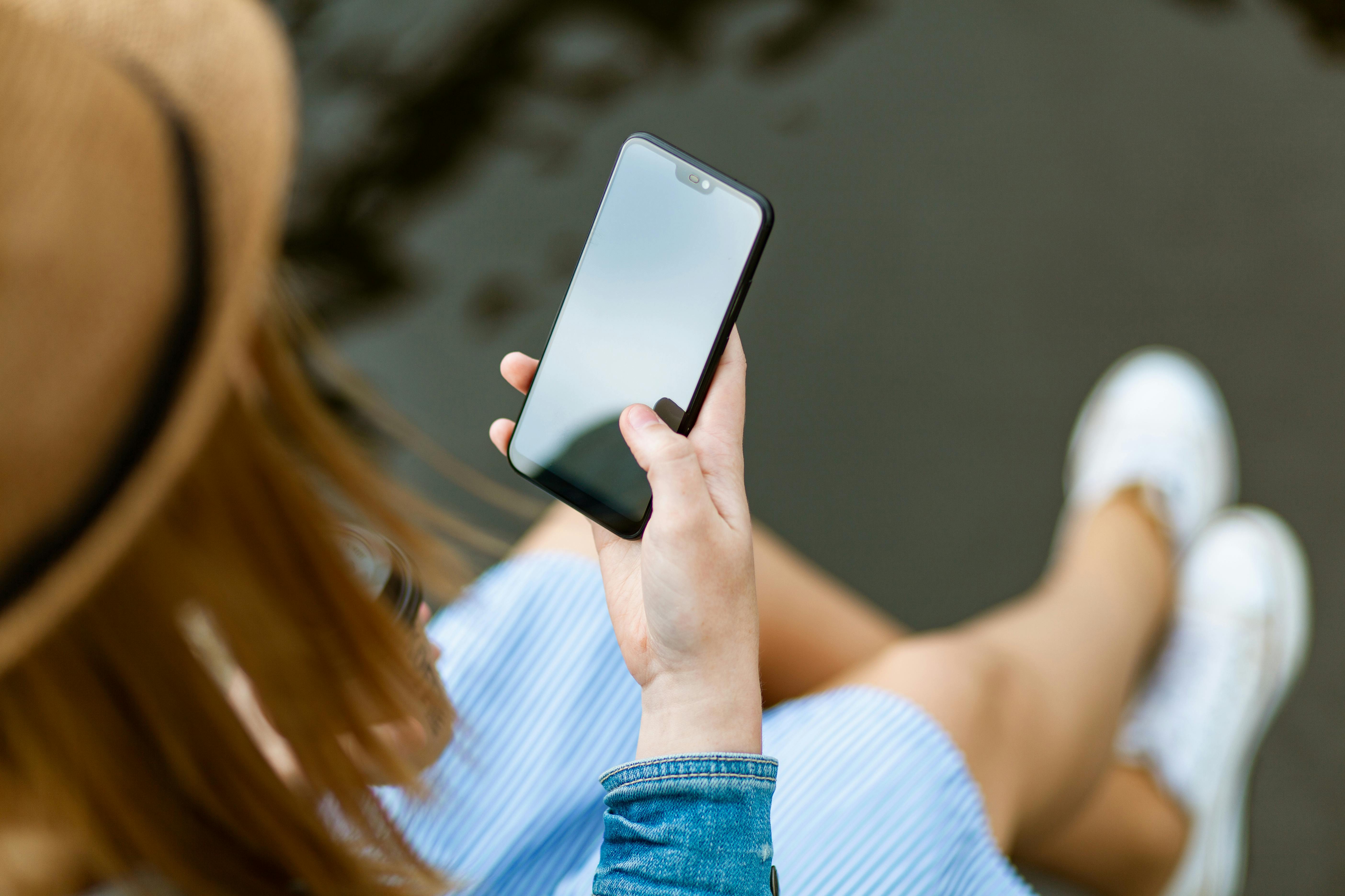 Digital Skills Smartphone © George Dolgikh - pexels